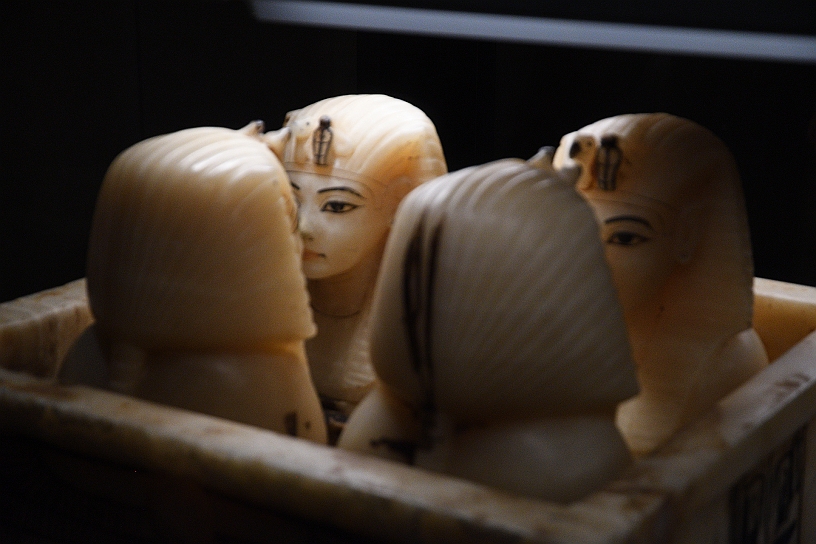 71 MAK_7164.jpg - I coperchi dei vasi canopi per le viscere del fraone (polmoni, fegato, stomaco e intestino, rimossi durante il processo di mummificazione.